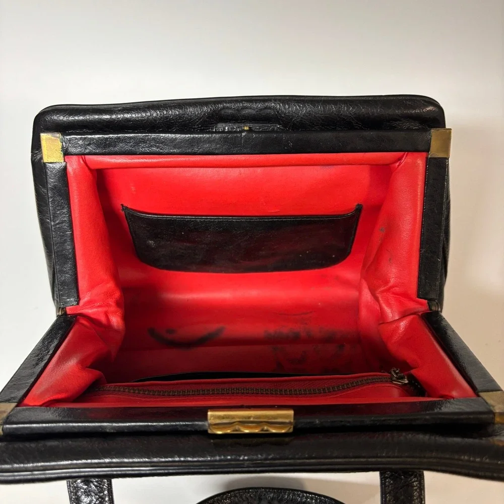 VTG Chic de Paris Black Leather Bag Red Interior Gold Scallop Clasp Purse‎